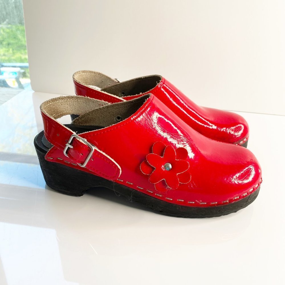 Red Kids Clogs with Flower Detail